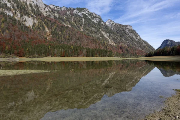 Autunno al lago "Weitsee" in Baviera, Germania — Foto Stock