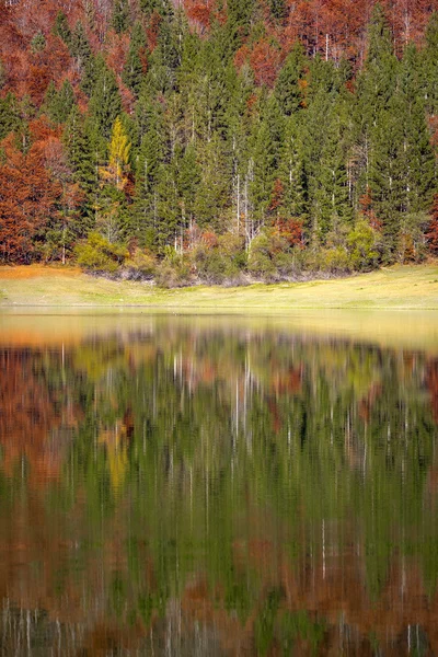 Automne au lac "Weitsee" en Bavière, Allemagne — Photo