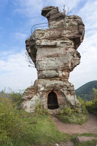 Часть замка "Drachenfels" в Германии — стоковое фото