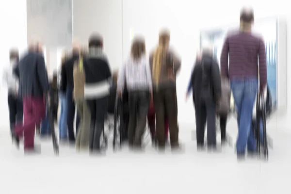 Group of people inside an exhibition hall, blurry — Stock Photo, Image