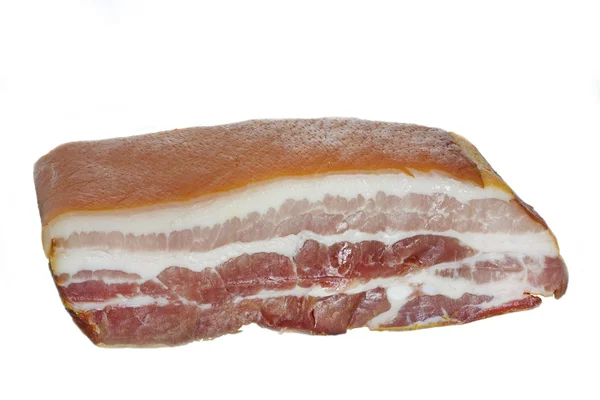 Gran pedazo de tocino ahumado sobre fondo blanco — Foto de Stock