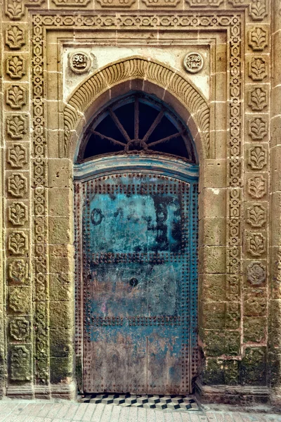 Zvětralé staré dveře v Maroku — Stock fotografie