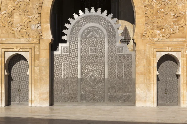 Orientaliska dörrar hassan ii-moskén, casablanca — Stockfoto