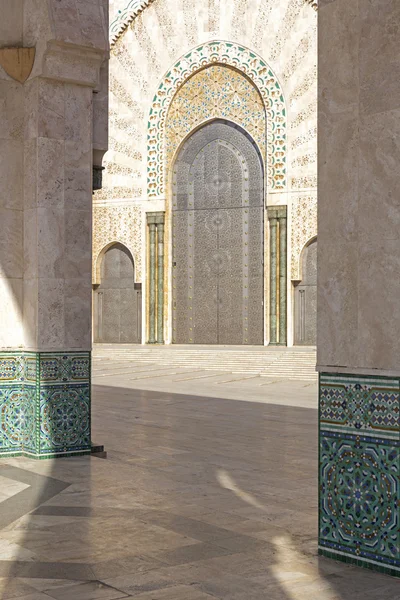 Orientalsk dekorert gate, Hassan II-moskeen, Marokko – stockfoto