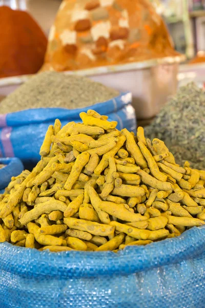 Gurkmeja kryddor på en marknad i Marocko, Afrika — Stock fotografie