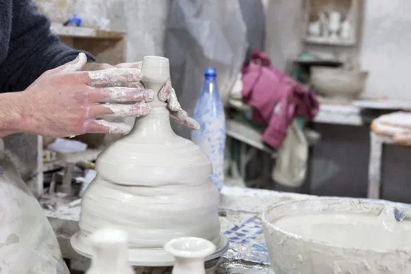 Potter at work in a pottery in Morocco — Stock Photo, Image
