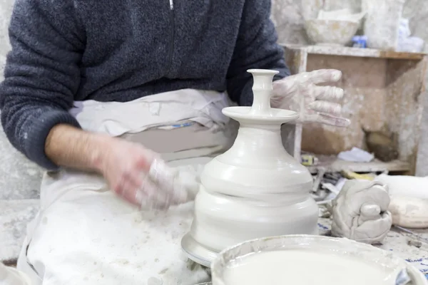 Potter at work in a pottery in Morocco — Stock Photo, Image