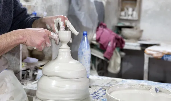 Potter au travail dans une poterie au Maroc — Photo