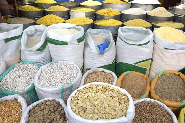 Basislevensmiddelen op een markt in Marokko, Afrika — Stockfoto