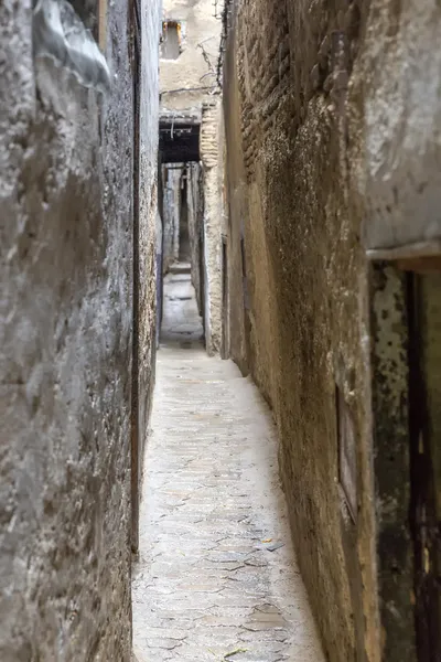 Callejón típico de una ciudad marroquí — Foto de Stock