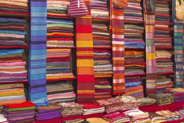 Fas piyasada satılan renkli kumaşlar