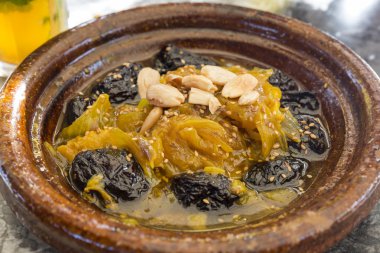 Kuzu eti ve sebze ile geleneksel Fas tajine