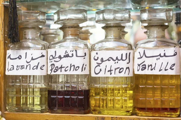 Perfume para venda em um mercado marroquino, África — Fotografia de Stock