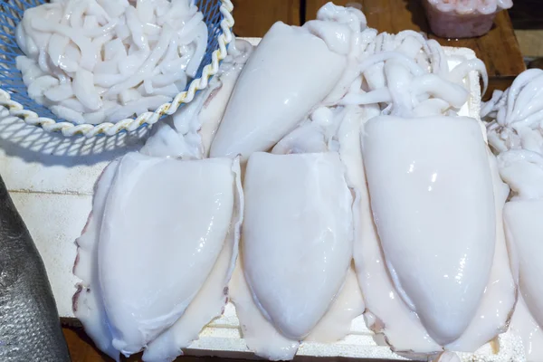 Calamari freschi su un mercato in Marocco — Foto Stock