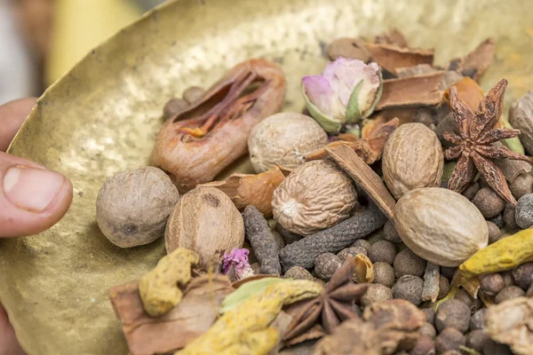 Ingredients for the oriental spice Ras el Hanout — Stock Photo, Image