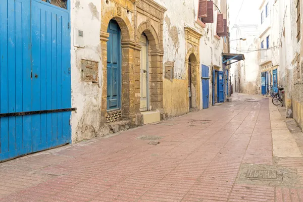 Типичная аллея в марокканском городе — стоковое фото