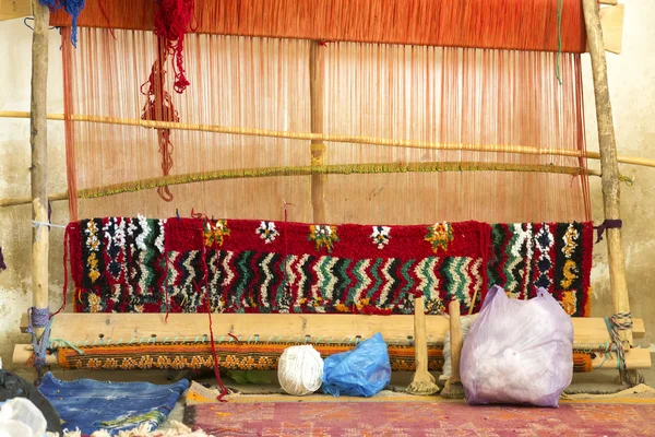 Tradiční tkalcovský stav v Maroku, Afrika — Stock fotografie