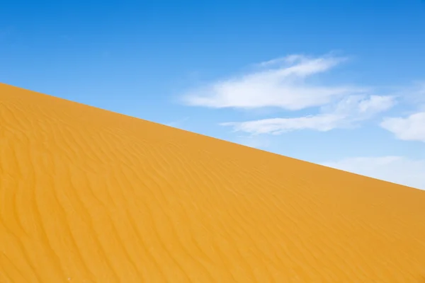 Öken bakgrund med blå himmel — Stockfoto