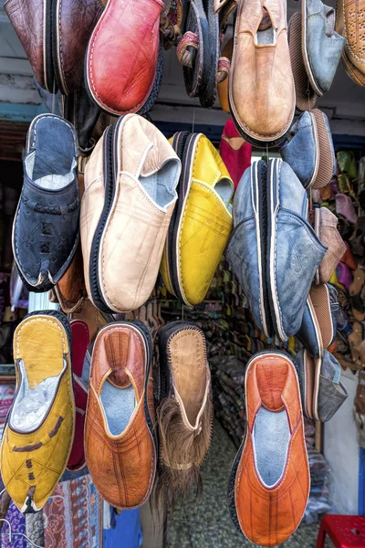 Sapatos tradicionais em um mercado, Marrocos — Fotografia de Stock