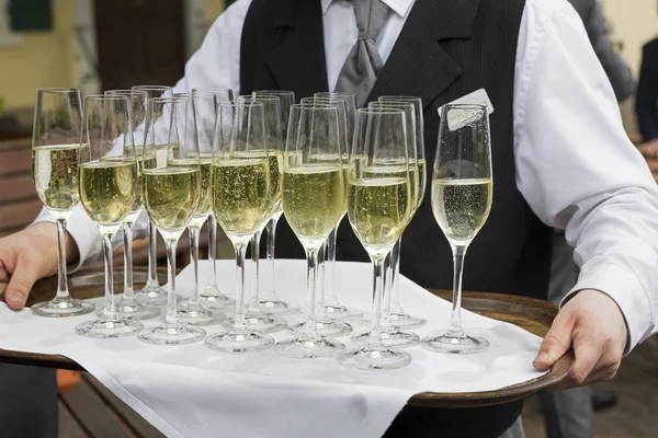 Copos cheios de champanhe em uma bandeja — Fotografia de Stock