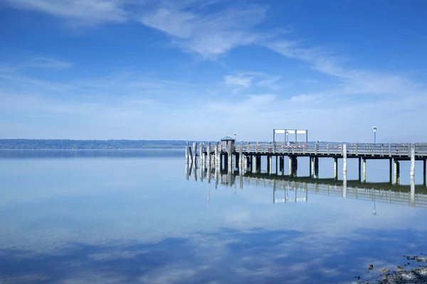 Jetty Ammersee järvellä, Baijerissa, Saksassa — kuvapankkivalokuva
