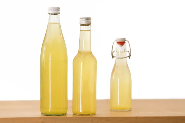 Flaschen gefüllt mit Holunderblütensirup — Stockfoto