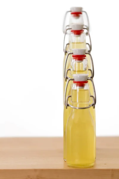 Бутылки с сиропом из бузины, мелкий DOF — стоковое фото