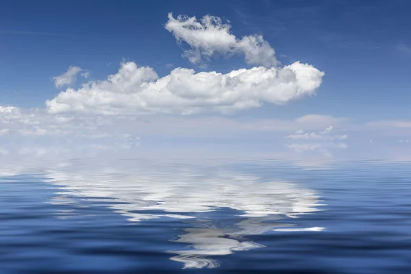 Nuvens brancas sobre o mar Mediterrâneo, reflexões — Fotografia de Stock