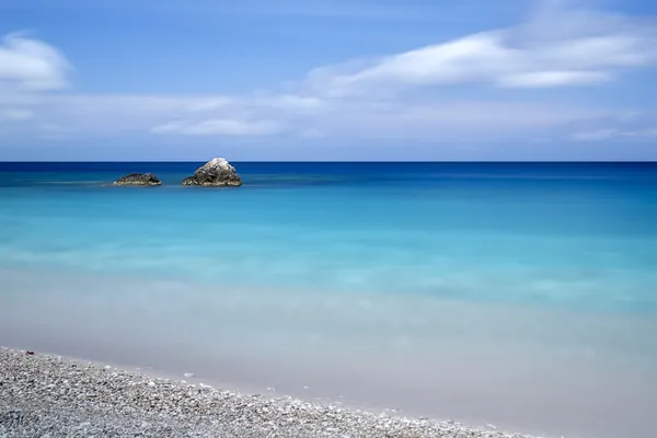 Playa de guijarros en una isla griega, exposición durante mucho tiempo — Foto de Stock