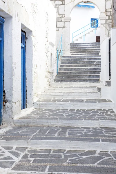 Typisch griechische Gasse mit Stufen — Stockfoto