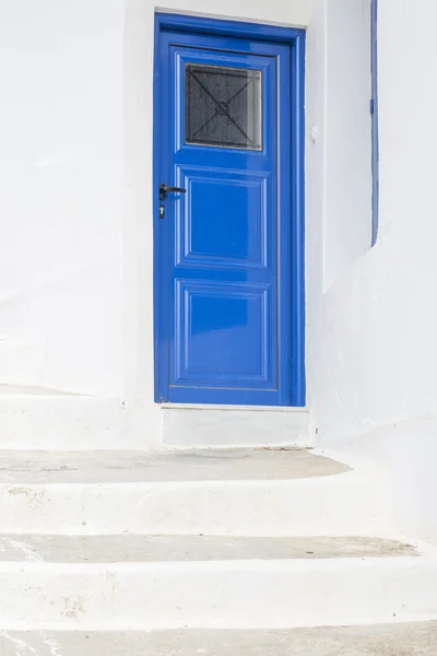 Houten deur en stappen in Griekenland, Europa — Stockfoto