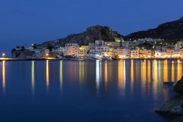 夜にカルパソス島、ギリシャ、ピガディアの町 — ストック写真
