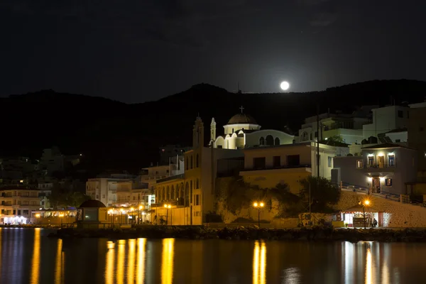 Město Pigadií na Karpathu, Řecko, v noci — Stock fotografie