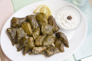 bir tabakta dolması şarap yaprakları