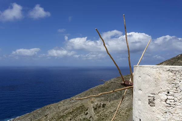 Velho moinho de vento com vista para o mar em Karpathos, Grécia — Fotografia de Stock