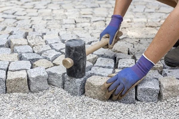 Obras de pavimentação com novas pedras de granito — Fotografia de Stock