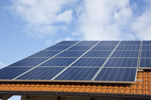 Painéis solares em um telhado de tijolo Imagem De Stock