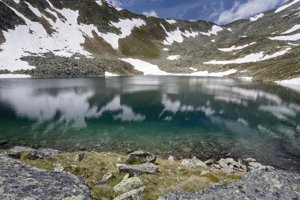 Горное озеро в итальянских Альпах, Европа — стоковое фото