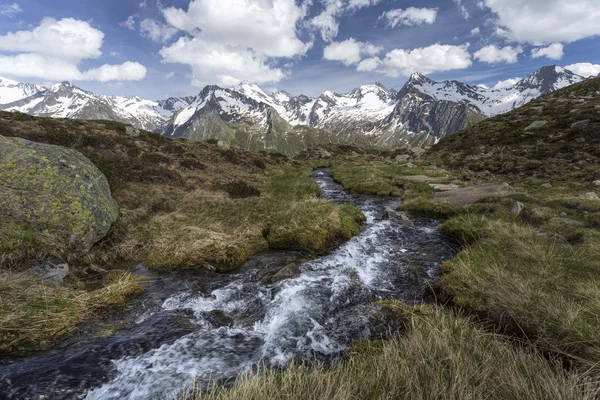 Natursköna fjällbäck i de italienska Alperna, Europa — Stockfoto