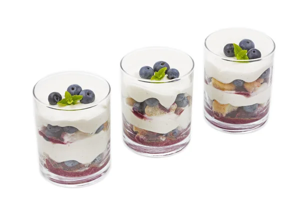 Borówki deser mascarpone w małych szklankach — Zdjęcie stockowe