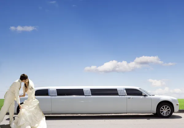 White car. wedding kiss — Stock Photo, Image