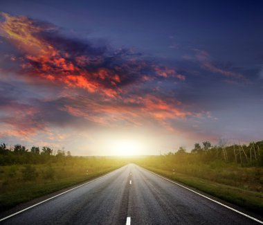 ülkede yol karanlık gökyüzü