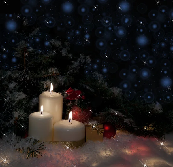 Albero di Natale con candele nella neve — Foto Stock