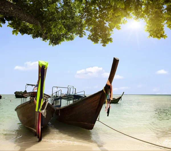 Thai boat on a sandy beach — Stock Photo, Image