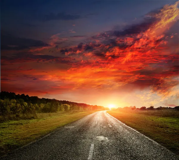 taş döşeli köy yolunda