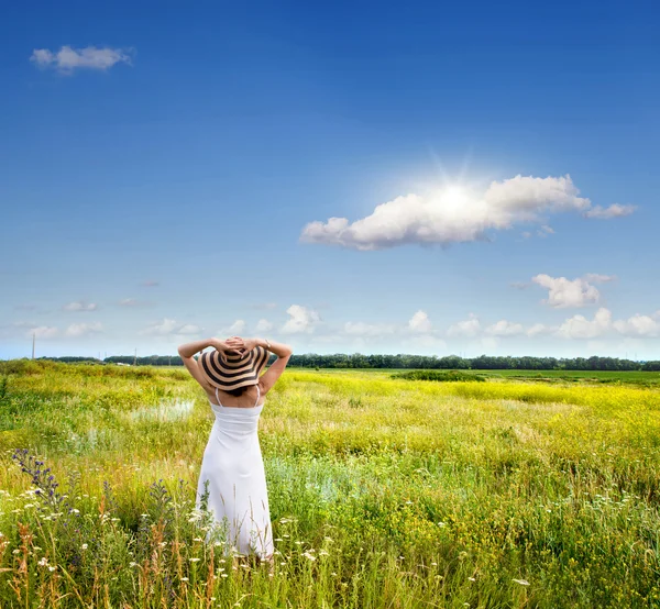 Belle fille sur une prairie — Photo