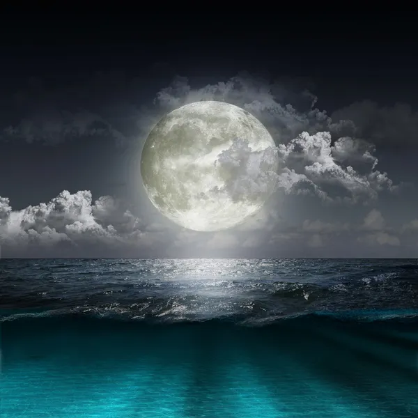 Księżyc, odzwierciedlające w jeziorze — Zdjęcie stockowe