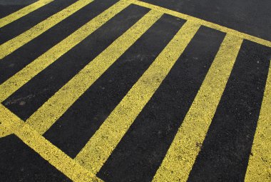 asfalt üzerinde sarı hat