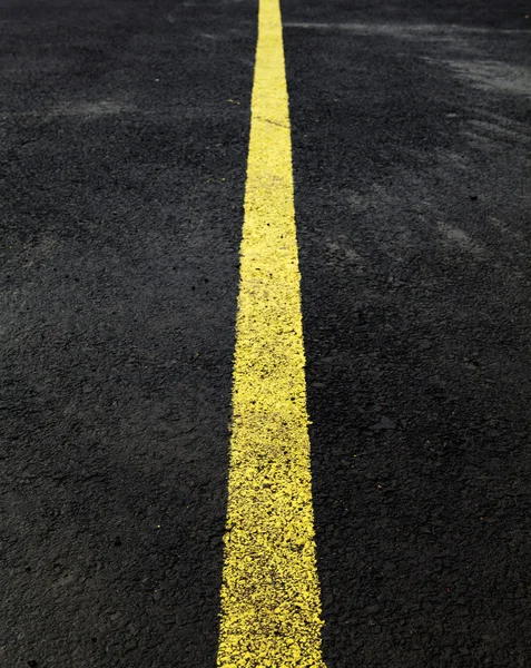 Gele lijn op asfalt — Stockfoto