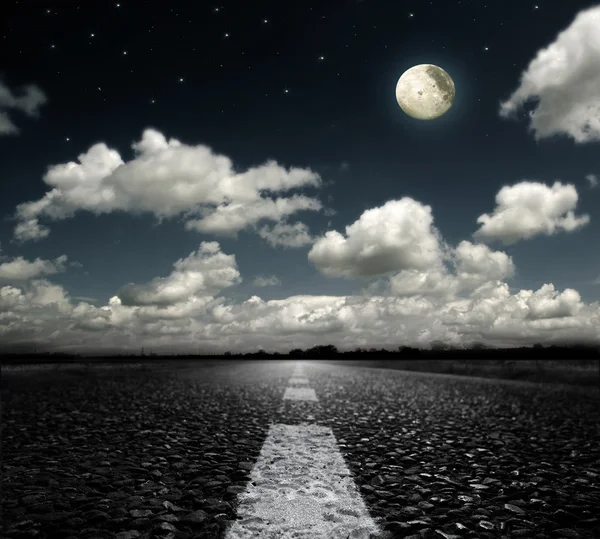 アスファルト道路雲と月 — ストック写真